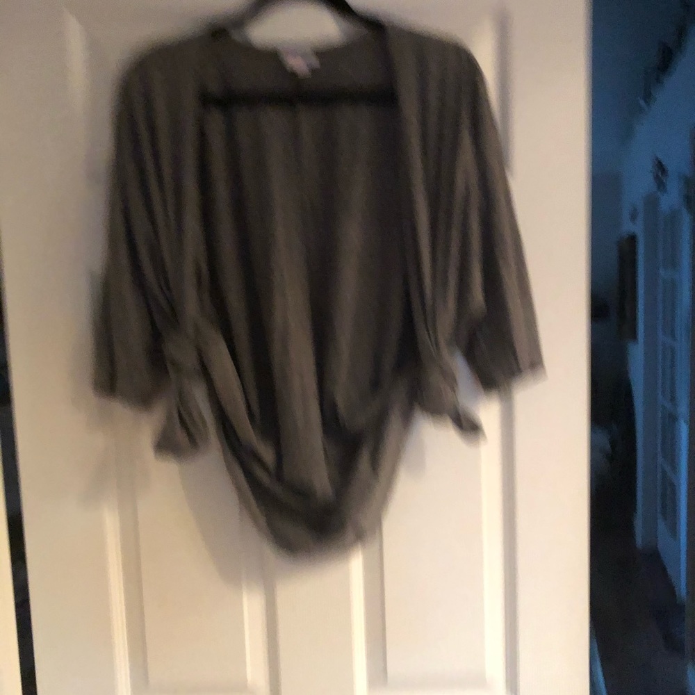 Lularoe gray kimono size small